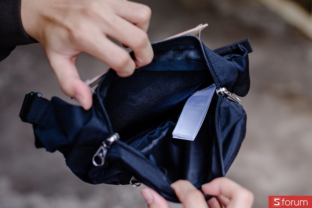 Với dung tích 2.5L, không gian bên trong của Jansport Fifth Avenue không quá lớn