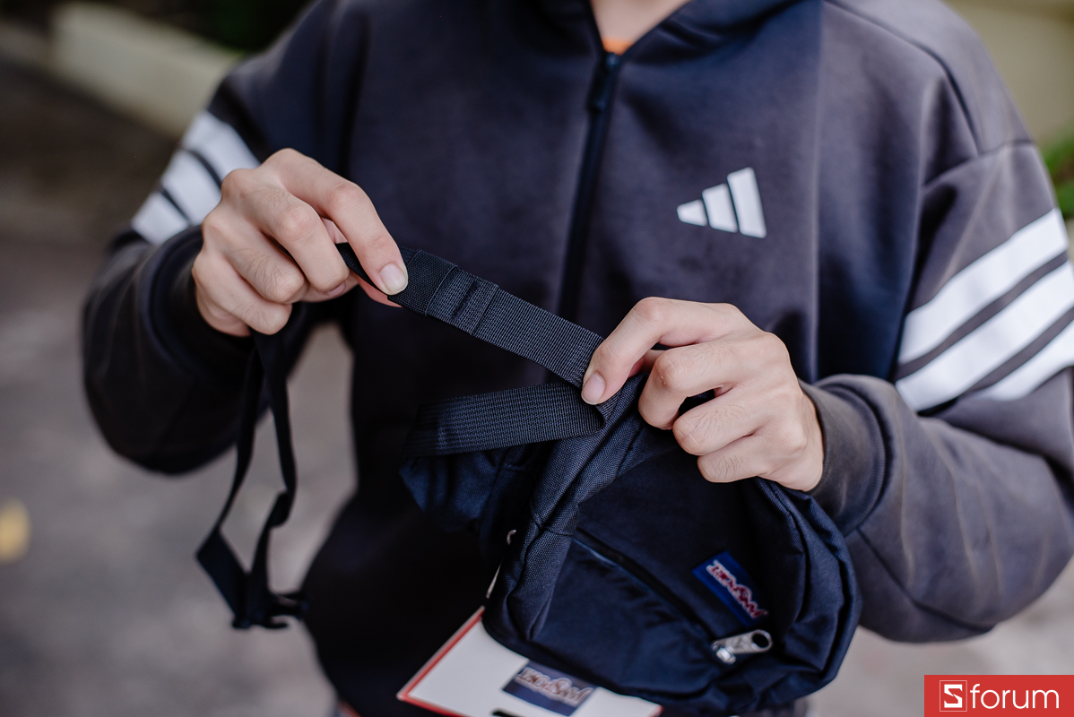 Trên tay Jansport (USA) Fifth Avenue 2.5L: Dây đeo của túi có bản dẹt
