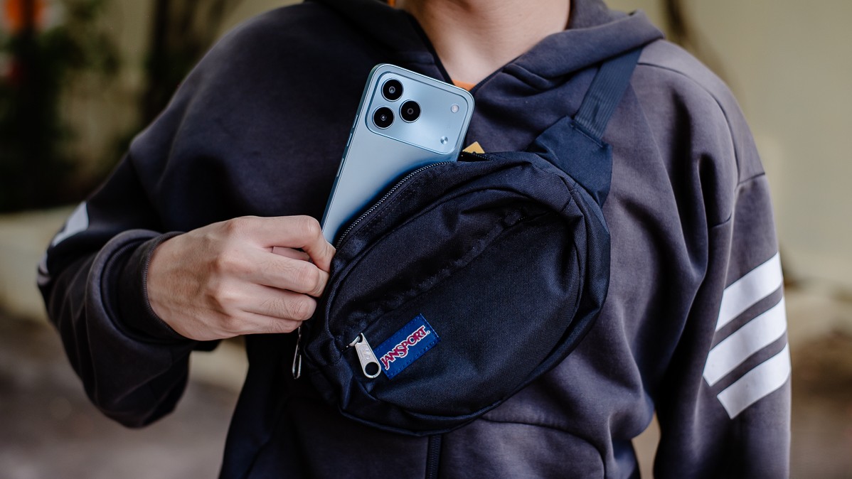 Trên tay Jansport (USA) Fifth Avenue 2.5L: Túi đeo nhỏ gọn, bền nhẹ, hợp dùng hằng ngày, giá chỉ 612K