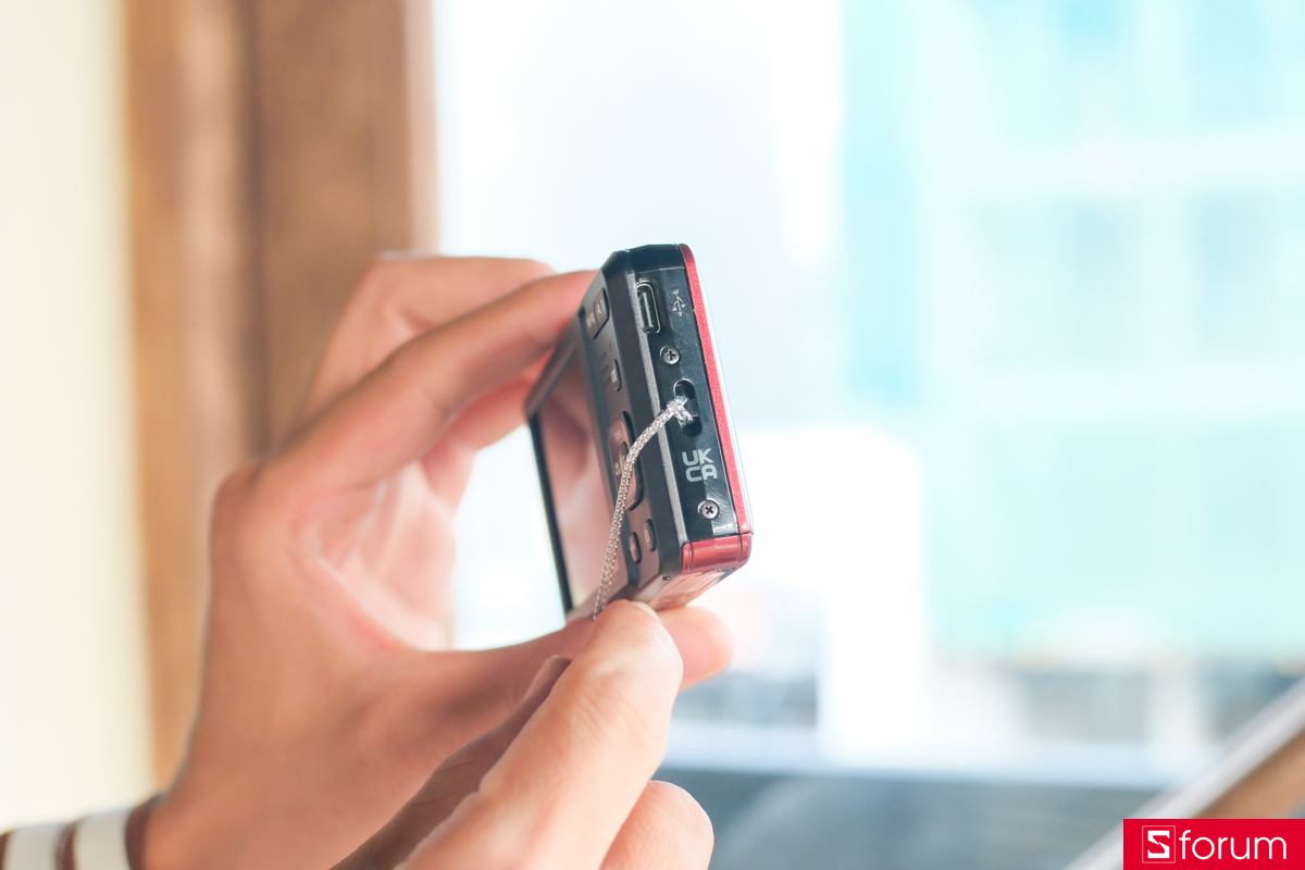 Cạnh phải của máy khi mình lật nghiêng lên thì thấy có một cổng kết nối USB-C