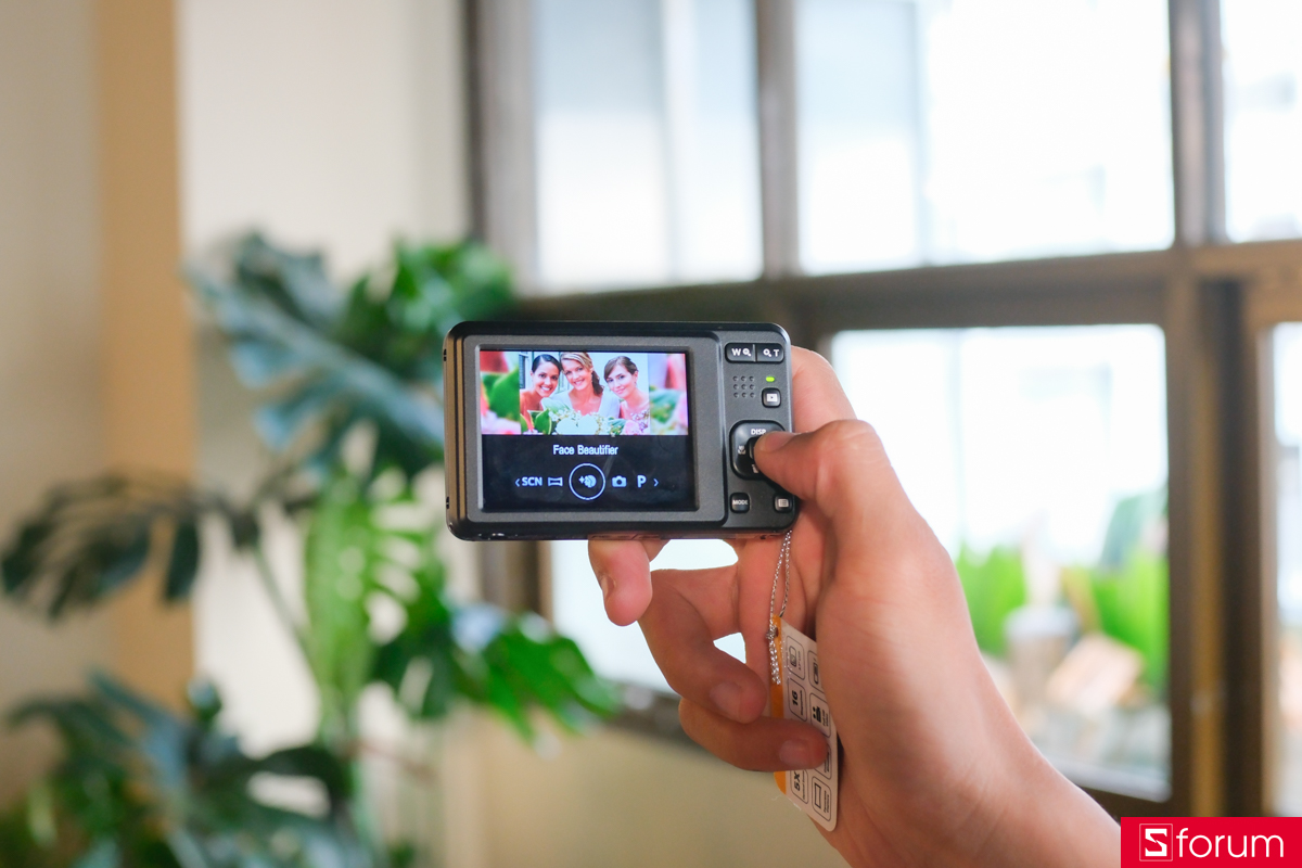 Trên tay Kodak PIXPRO FZ55: Mặt sau là màn hình 2.7 inch