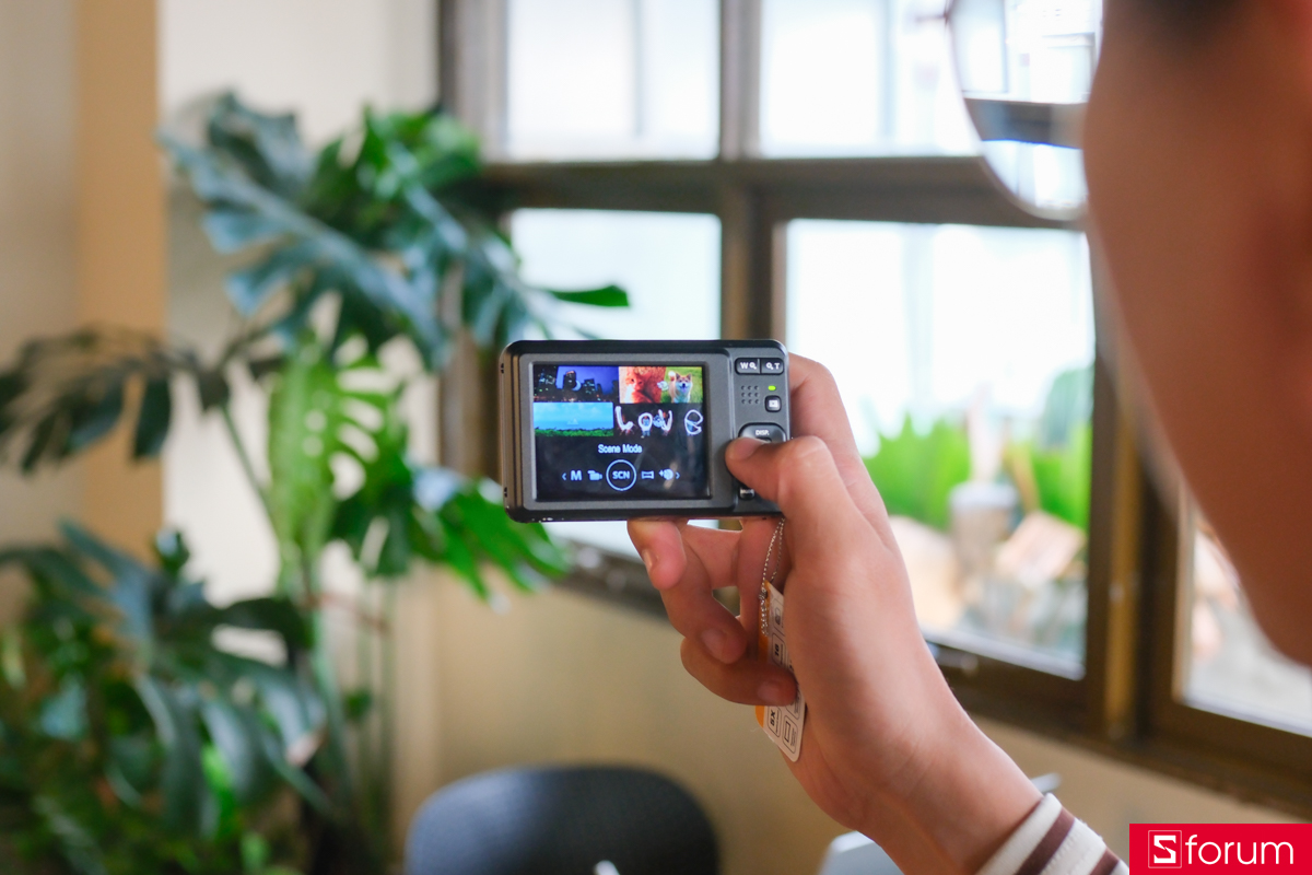 Trên tay Kodak PIXPRO FZ55: Mặt sau là màn hình 2.7 inch