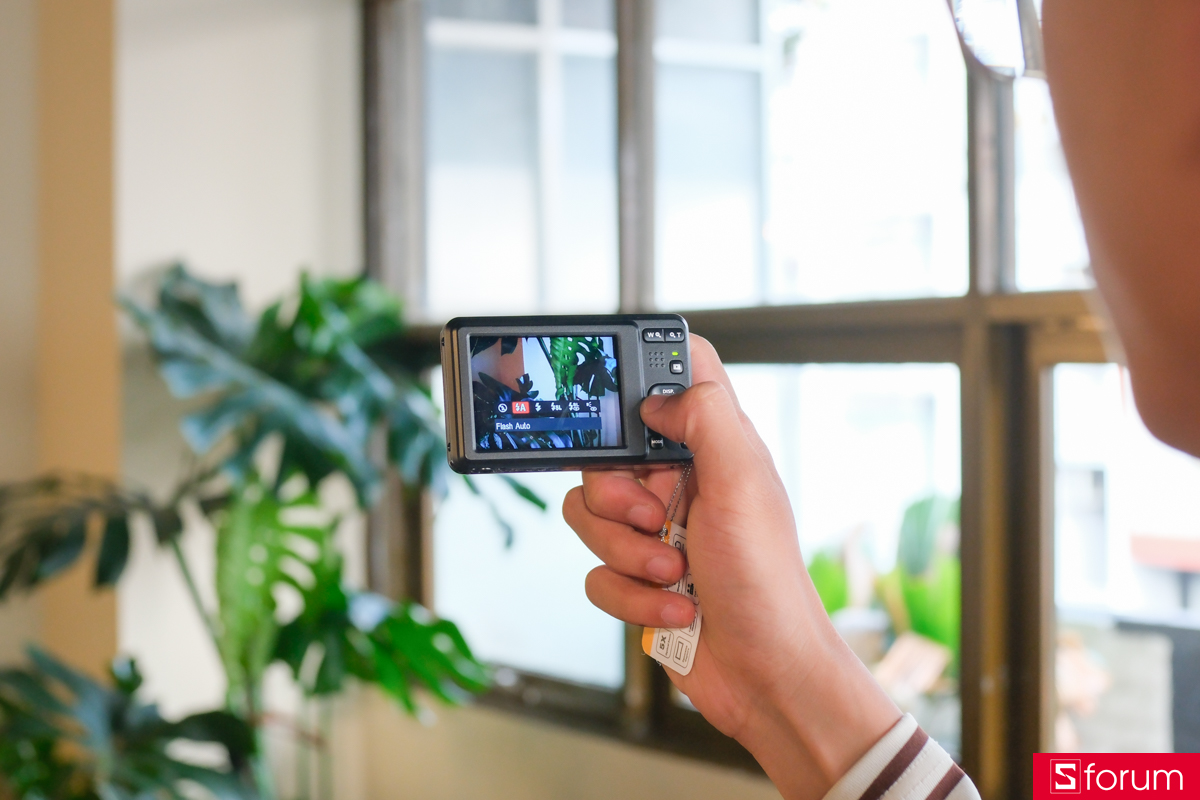 Trên tay Kodak PIXPRO FZ55: Mặt sau là màn hình 2.7 inch