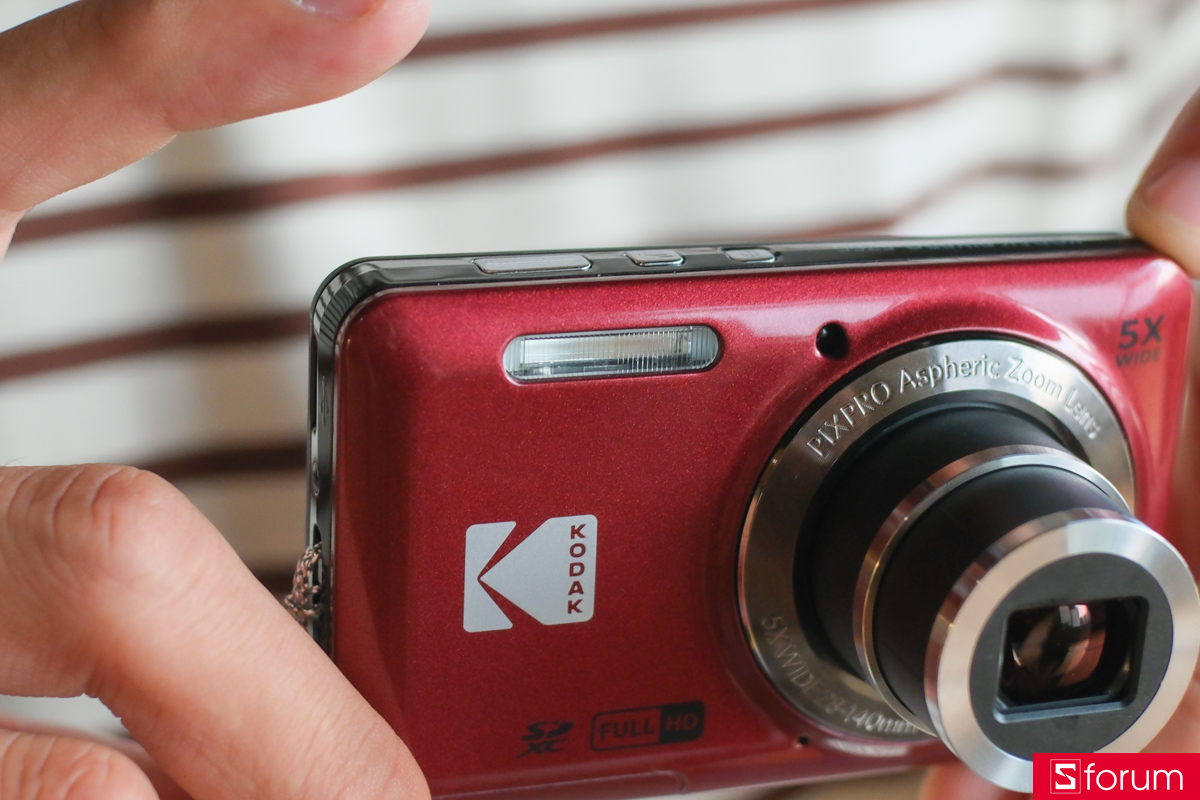Phía trên ống kính là đèn flash tích hợp nhỏ gọn và cảm biến tự động nhận sáng môi trường