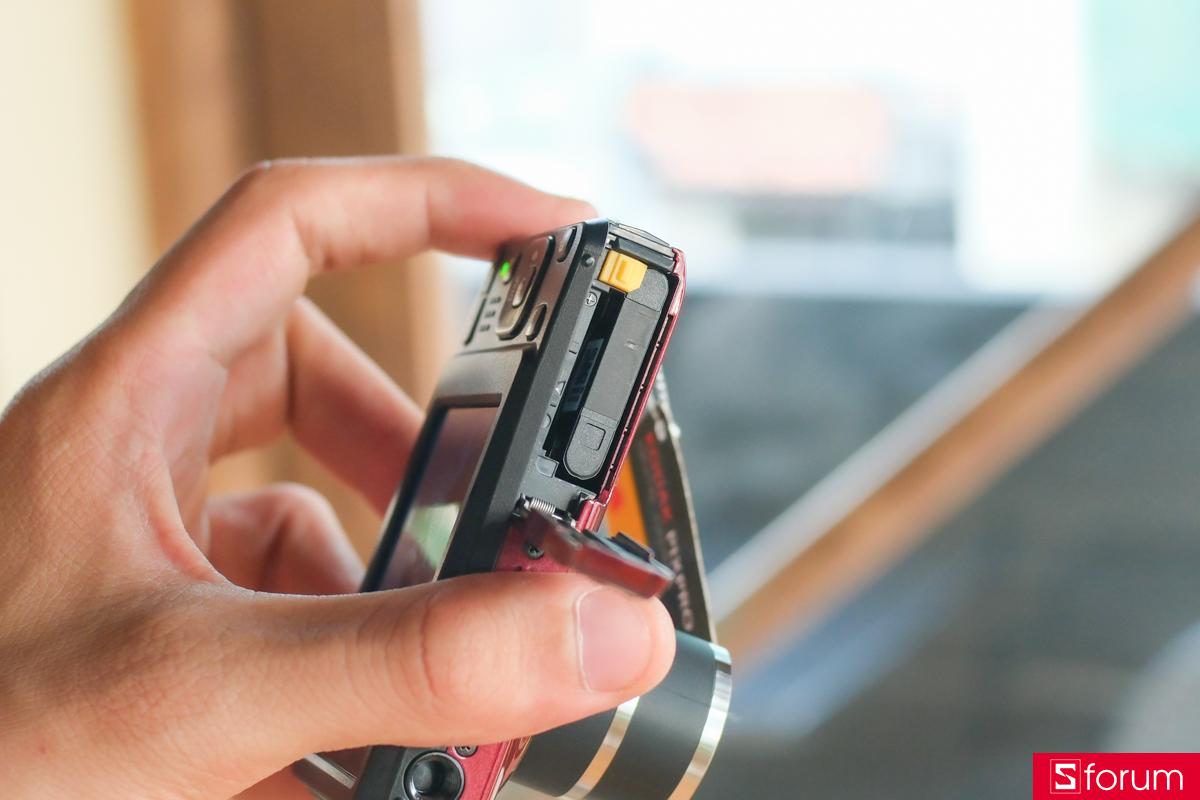 Trên tay Kodak PIXPRO FZ55: Cạnh dưới là nắp ngăn chứa pin và khe cắm thẻ nhớ SD