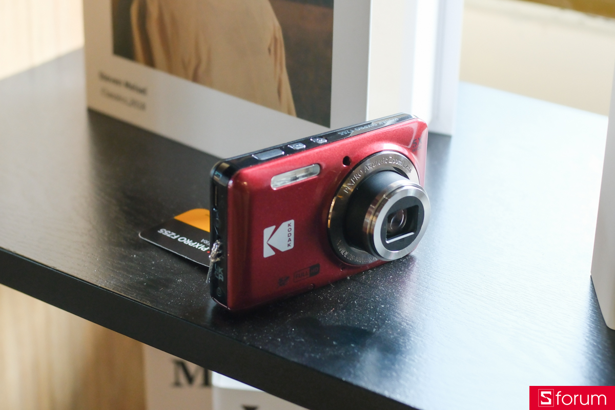 Ngay bên trái ống kính là logo KODAK trắng nổi bật trên nền đỏ đậm