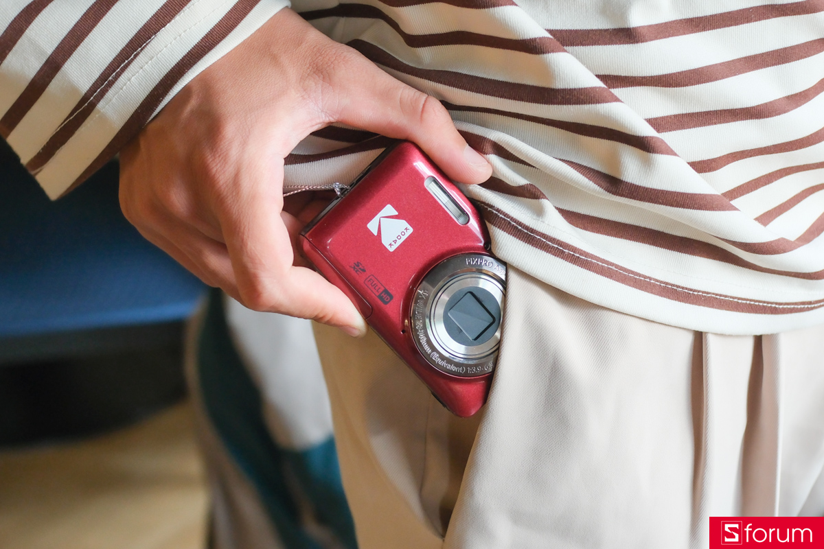 Trên tay Kodak PIXPRO FZ55: Nhỏ gọn dễ dàng bỏ vừa túi