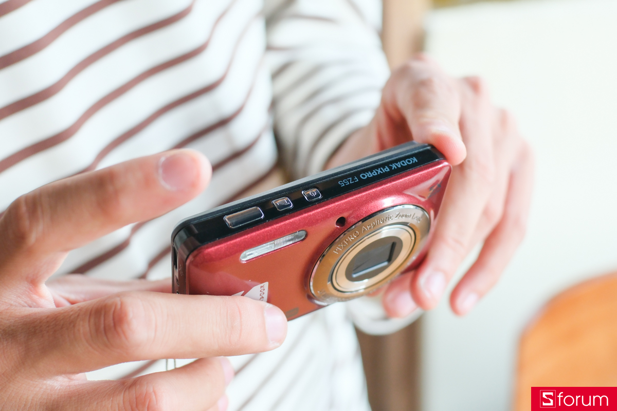 Trên tay Kodak PIXPRO FZ55: Cạnh trên bố trí đơn giản nhưng đầy đủ