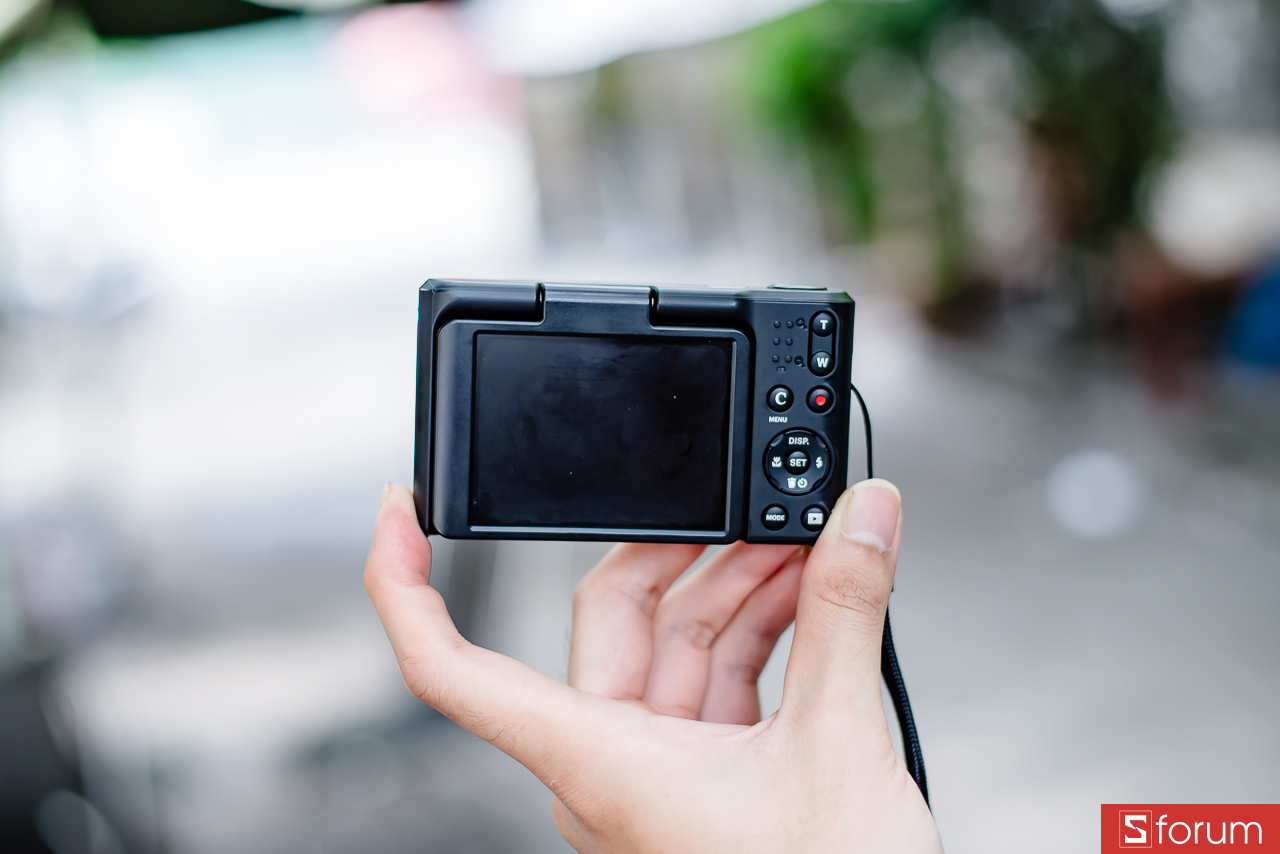 Trên tay Kodak Pixpro C1: Máy được trang bị màn hình LCD kích thước không quá lớn