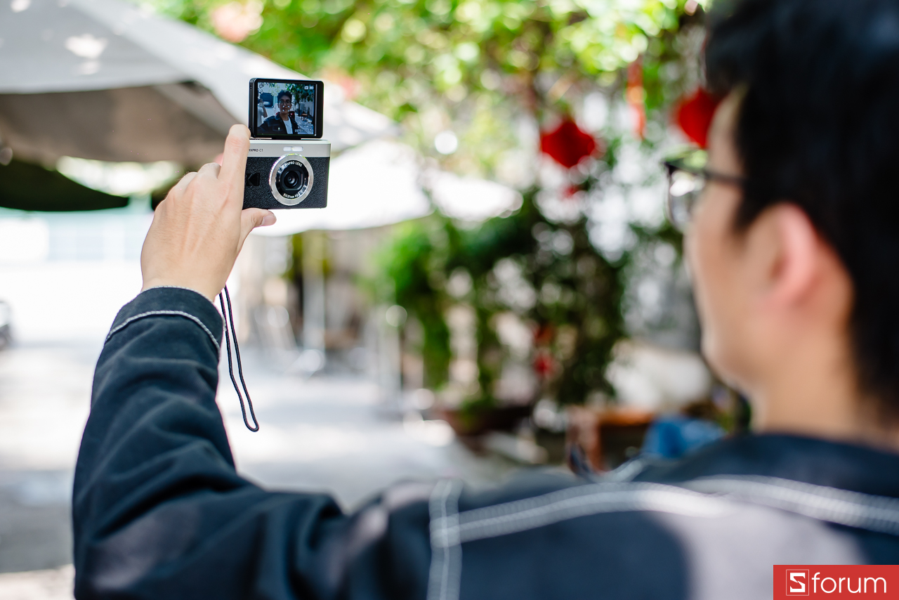 Trên tay Kodak Pixpro C1: Điểm thú vị là màn hình của máy có thể lật lên phía trên