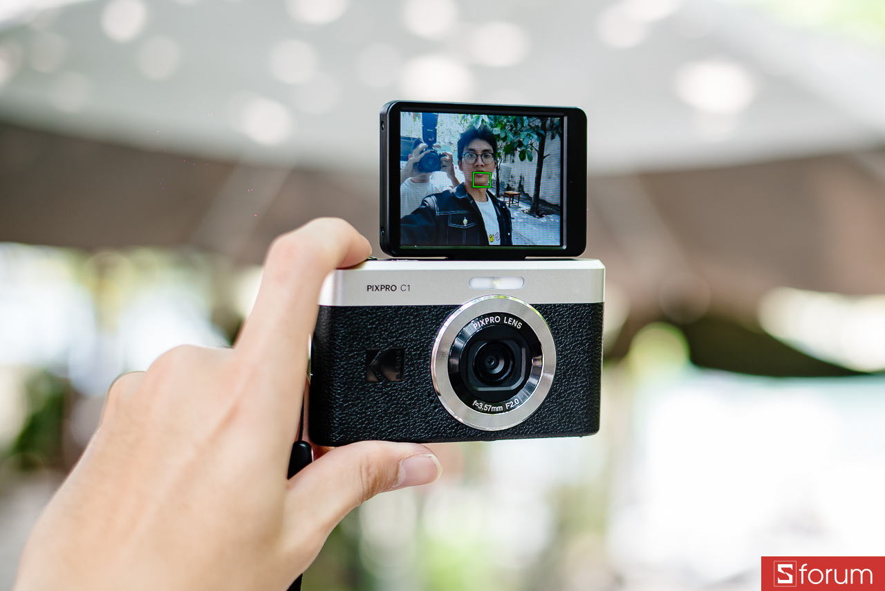 Trên tay Kodak Pixpro C1: Điểm thú vị là màn hình của máy có thể lật lên phía trên