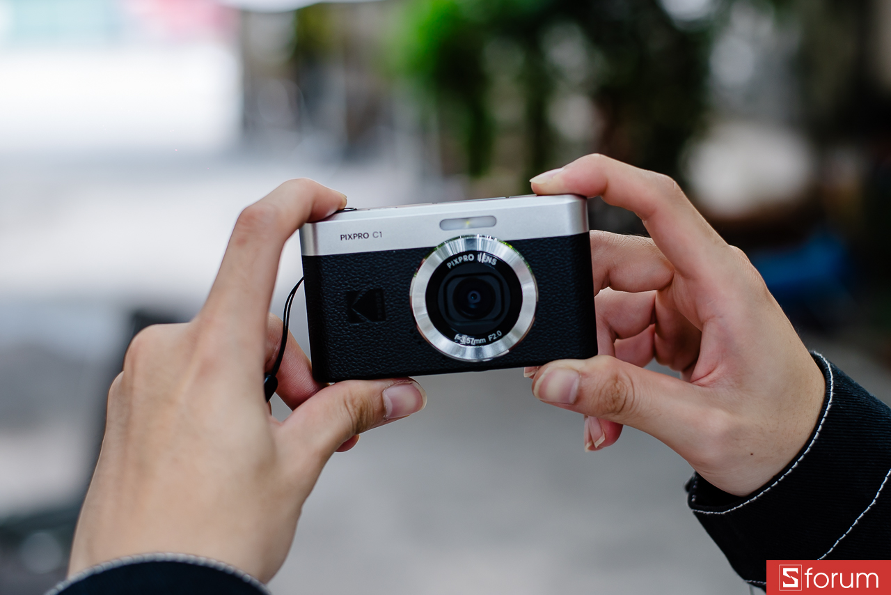 Ở chính giữa mặt trước là cụm ống kính được làm nổi bật bằng viền tròn ánh kim