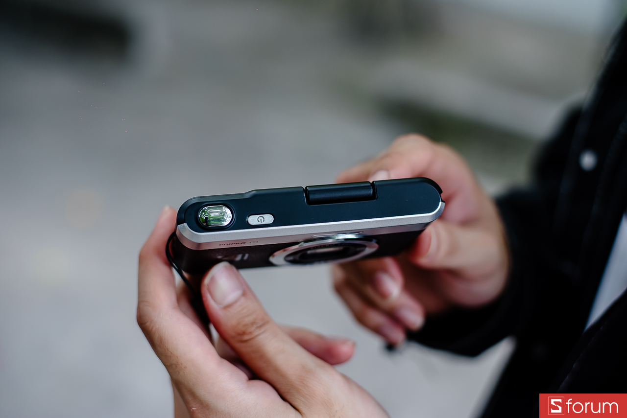 Trên tay Kodak Pixpro C1: máy có cách bố trí rất đơn giản với nút chụp và bên cạnh là nút nguồn nhỏ gọn
