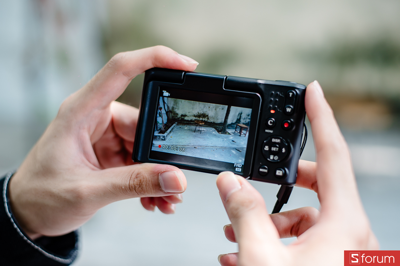 Khi quay video, Kodak Pixpro C1 cho phép truy cập rất nhanh nhờ có nút quay riêng