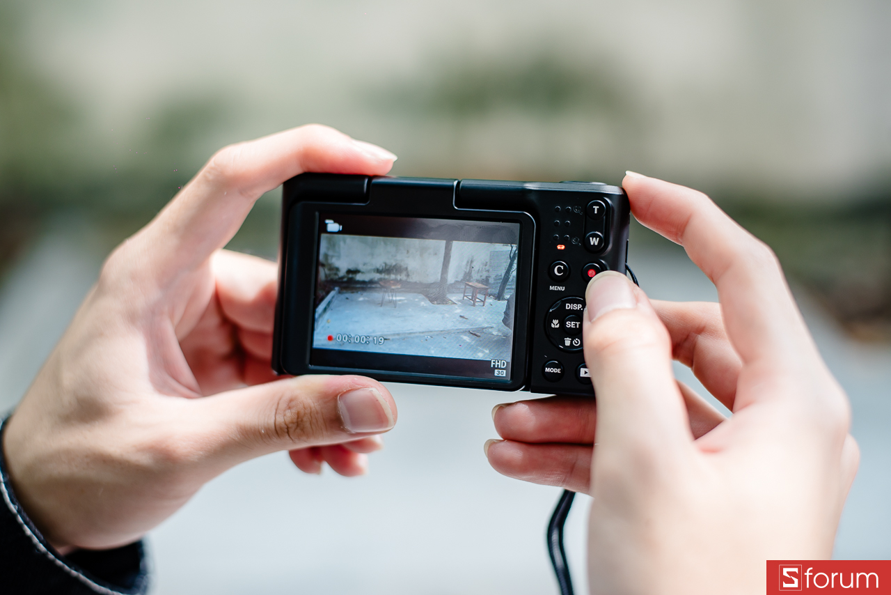 Khi quay video, Kodak Pixpro C1 cho phép truy cập rất nhanh nhờ có nút quay riêng