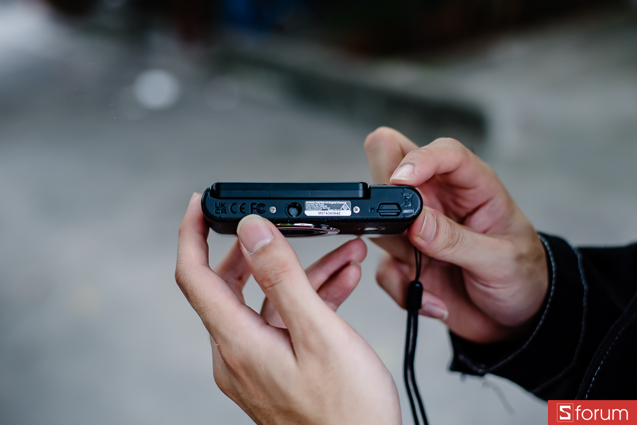 Trên tay Kodak Pixpro C1: Ở cạnh dưới: khu vực gắn thẻ nhớ được về phía bên phải