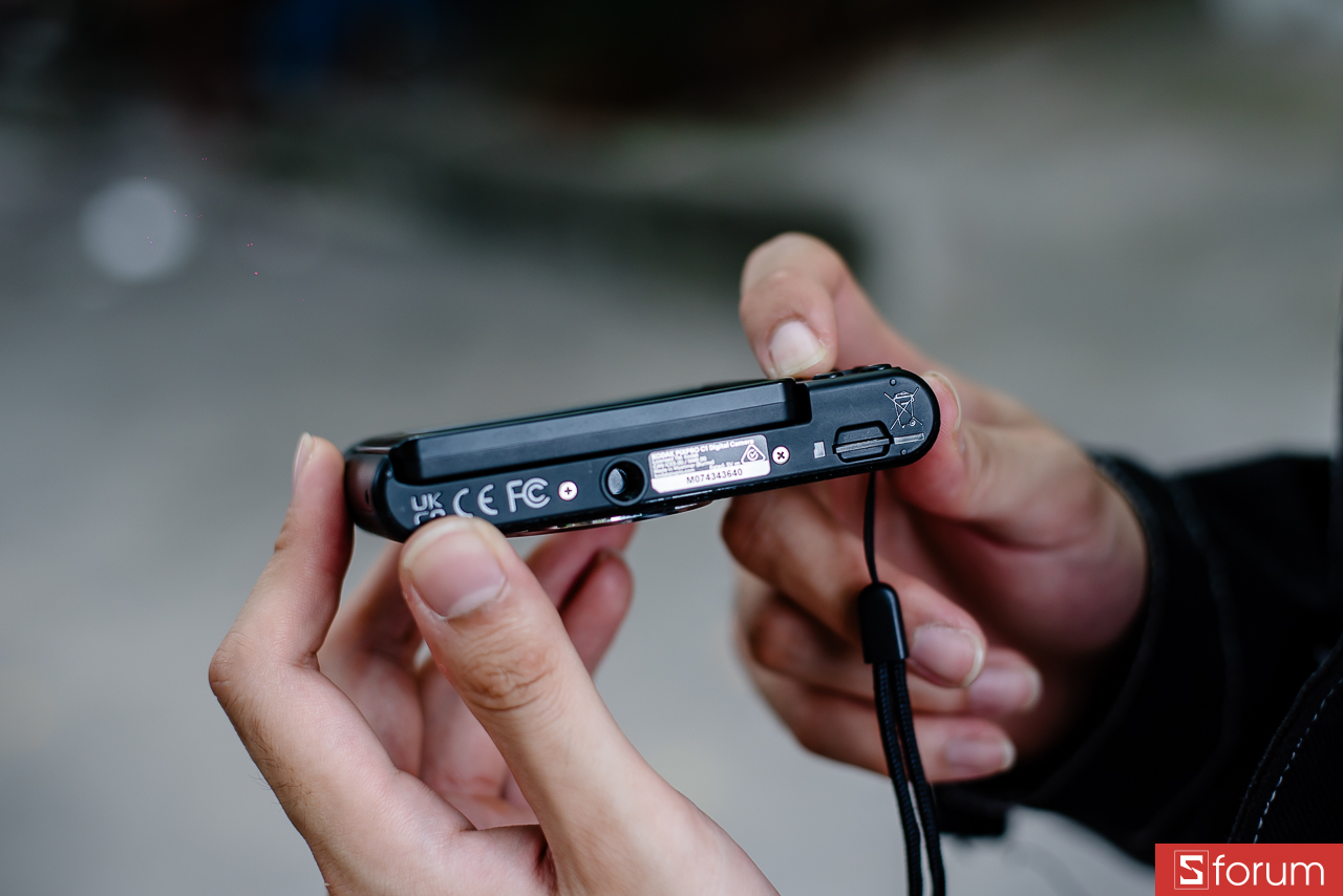 Trên tay Kodak Pixpro C1: Ở cạnh dưới: khu vực gắn thẻ nhớ được về phía bên phải