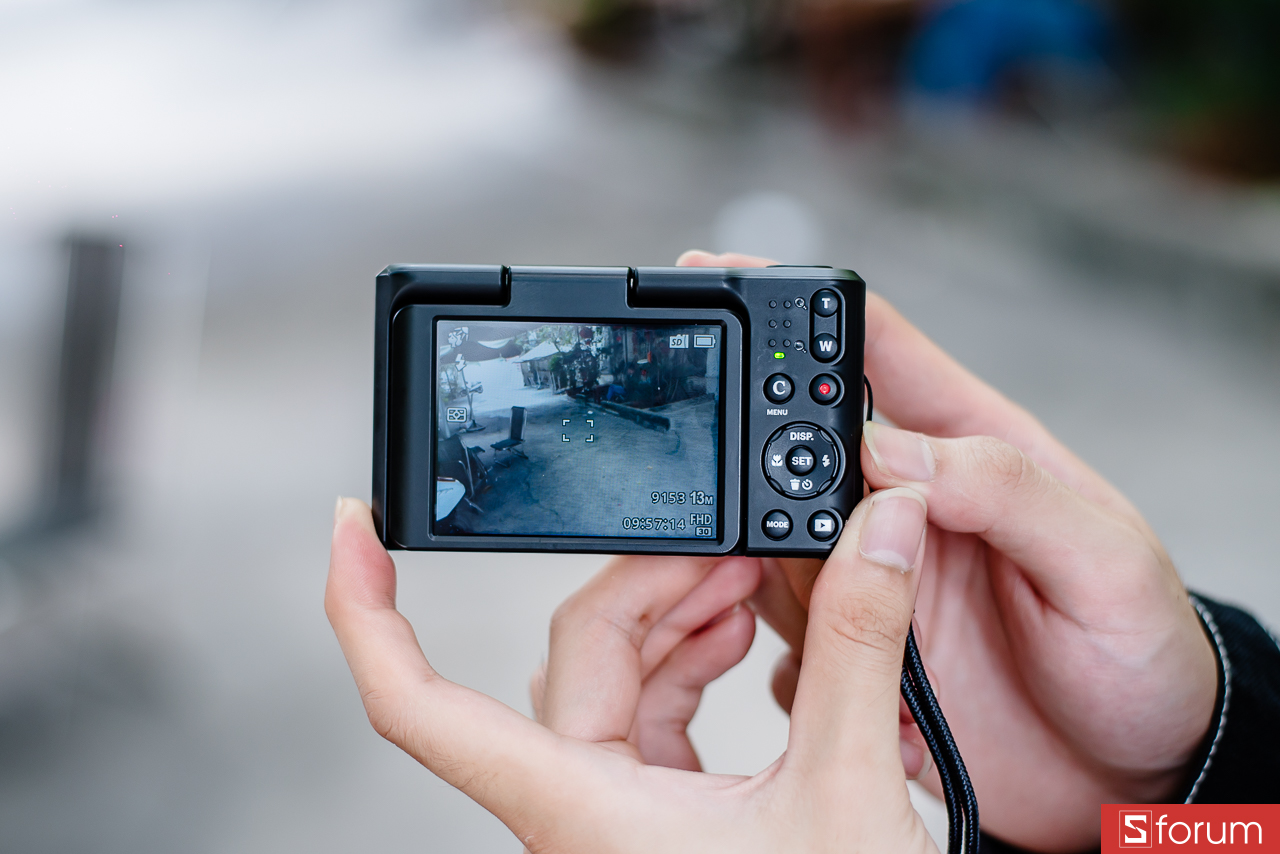 Trên tay Kodak Pixpro C1: Toàn bộ cụm phím này không quá hiện đại về mặt hình thức, nhưng bù lại rất dễ hiểu