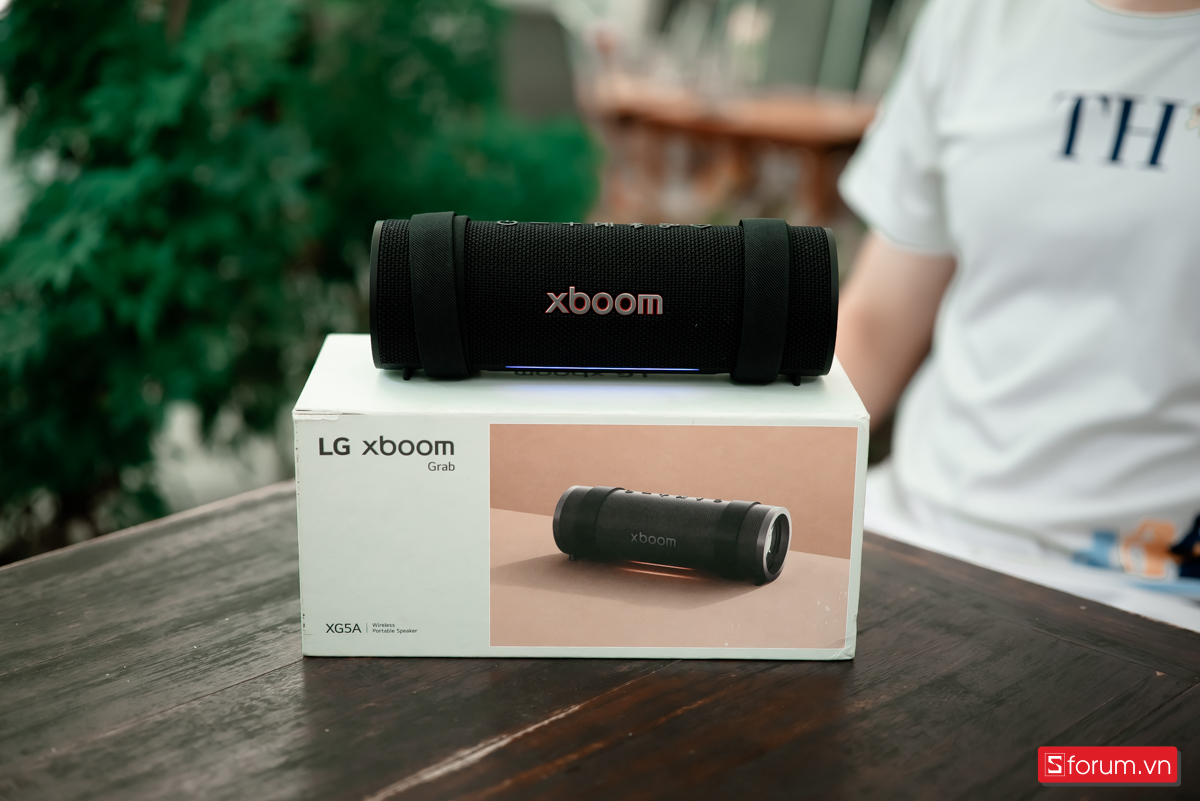 Ngay khi trên tay LG xboom Grab, bạn sẽ cảm nhận được phong cách đóng gói tối giản
