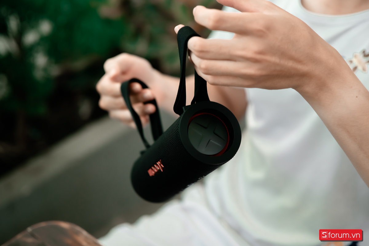 Một điểm cộng lớn khi trên tay LG xboom Grab là gãng đã trang bị cho xboom Grab dây đeo silicon mềm mại
