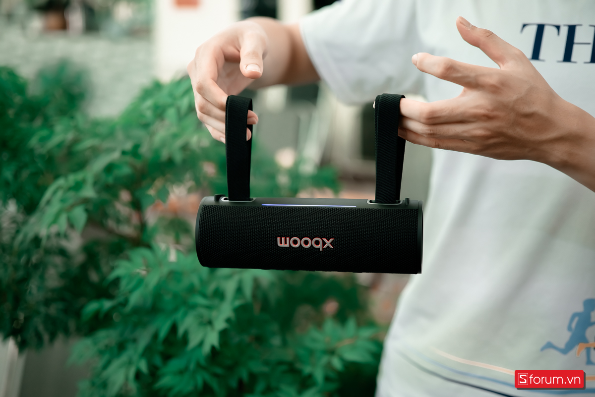 Một điểm cộng lớn khi trên tay LG xboom Grab là gãng đã trang bị cho xboom Grab dây đeo silicon mềm mại