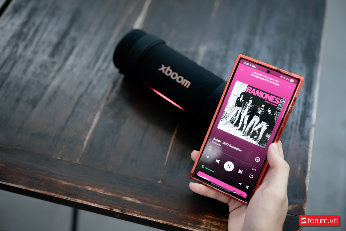 Trải nghiệm thực tế, ở chế độ Bass Boost, LG xboom Grab mang lại âm trầm dày