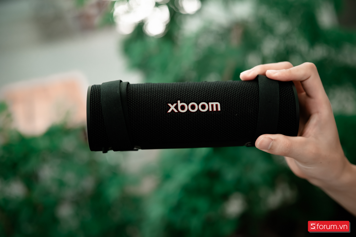 Ấn tượng đầu tiên khi trên tay LG xboom Grab chính là thiết kế nhỏ gọn