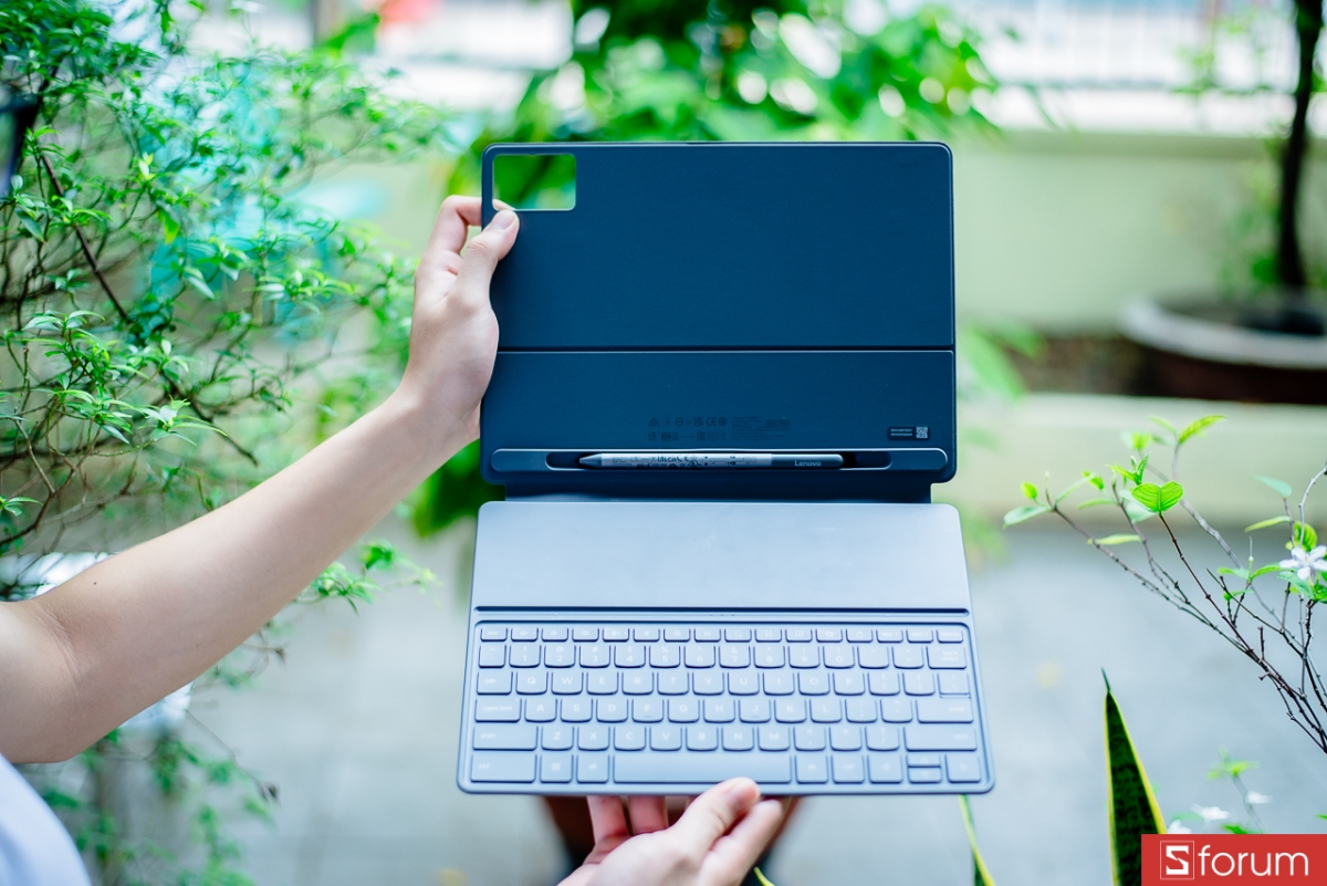 Trên tay Lenovo Idea Tab Plus Matte Edition: Bộ phụ kiện đầy đủ