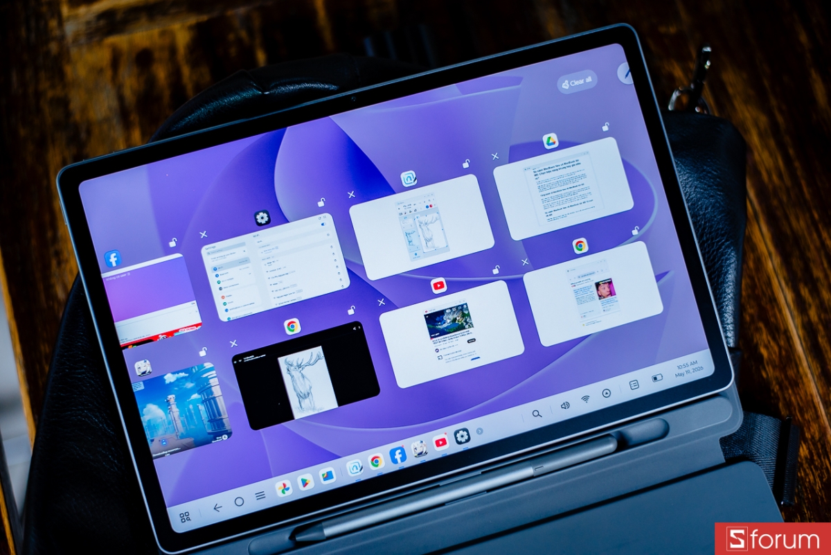 Bề mặt màn hình Lenovo Idea Tab Plus có độ ma sát nhẹ, không trơn hoàn toàn như kính bóng