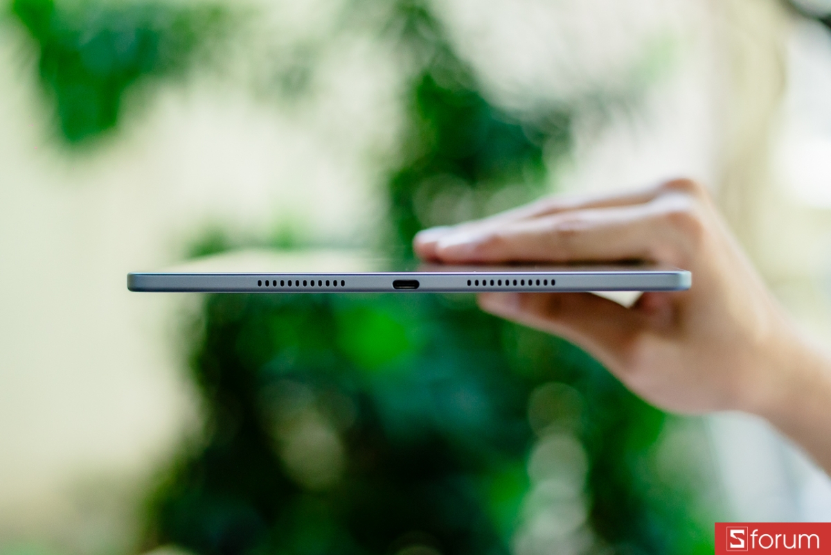 Cạnh dưới của Lenovo Idea Tab Plus Matte Edition là nơi đặt cổng USB-C