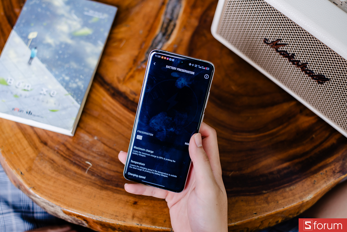 Về kết nối, Kilburn III hỗ trợ Bluetooth và có thể kết nối cùng lúc 2 thiết bị