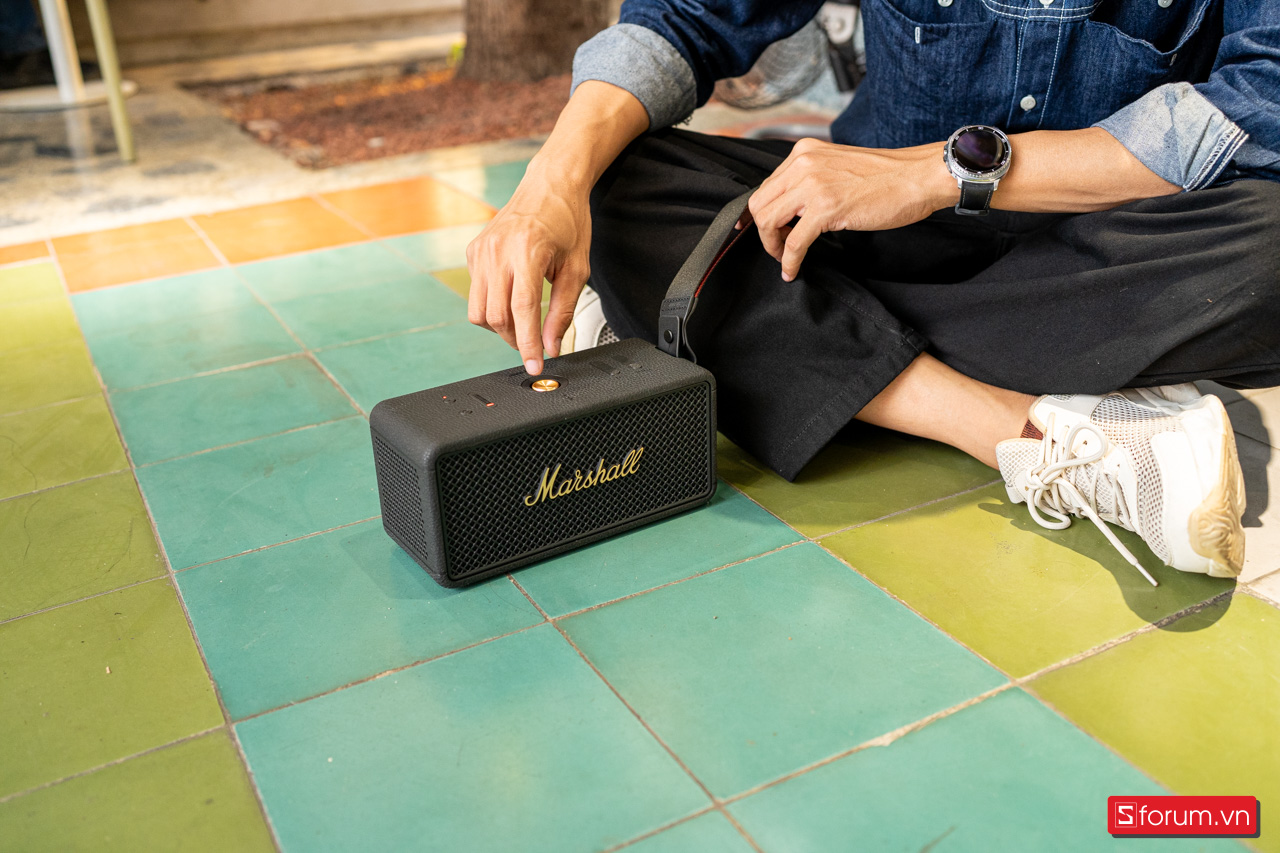 Khi trên tay Marshall Middleton 2, điều gây ấn tượng với mình nhất chính là thiết kế mang đậm phong cách amplifier guitar