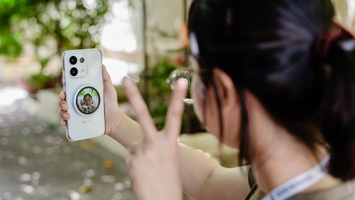 Trên tay OPPO Bubble: Món phụ kiện nhỏ xinh ai cũng mê, màn hình thông minh, dân mê selfie thì 10 điểm!