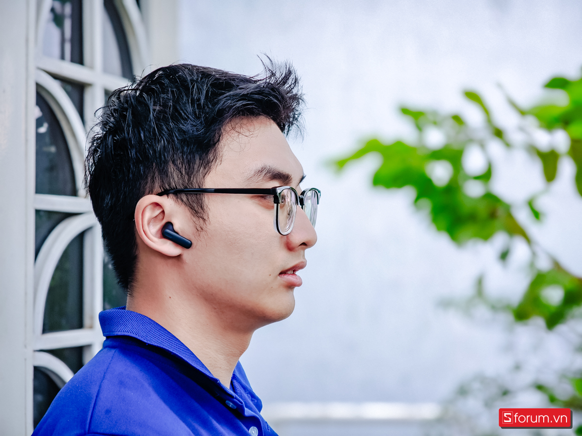 Tai nghe có thiết kế đơn sắc thanh lịch, phù hợp với nhiều phong cách khác nhau