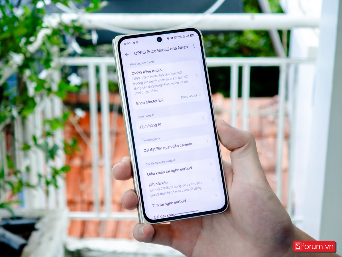Tai nghe hỗ trợ kết nối đa điểm, cho phép chuyển đổi liền mạch giữa các thiết bị
