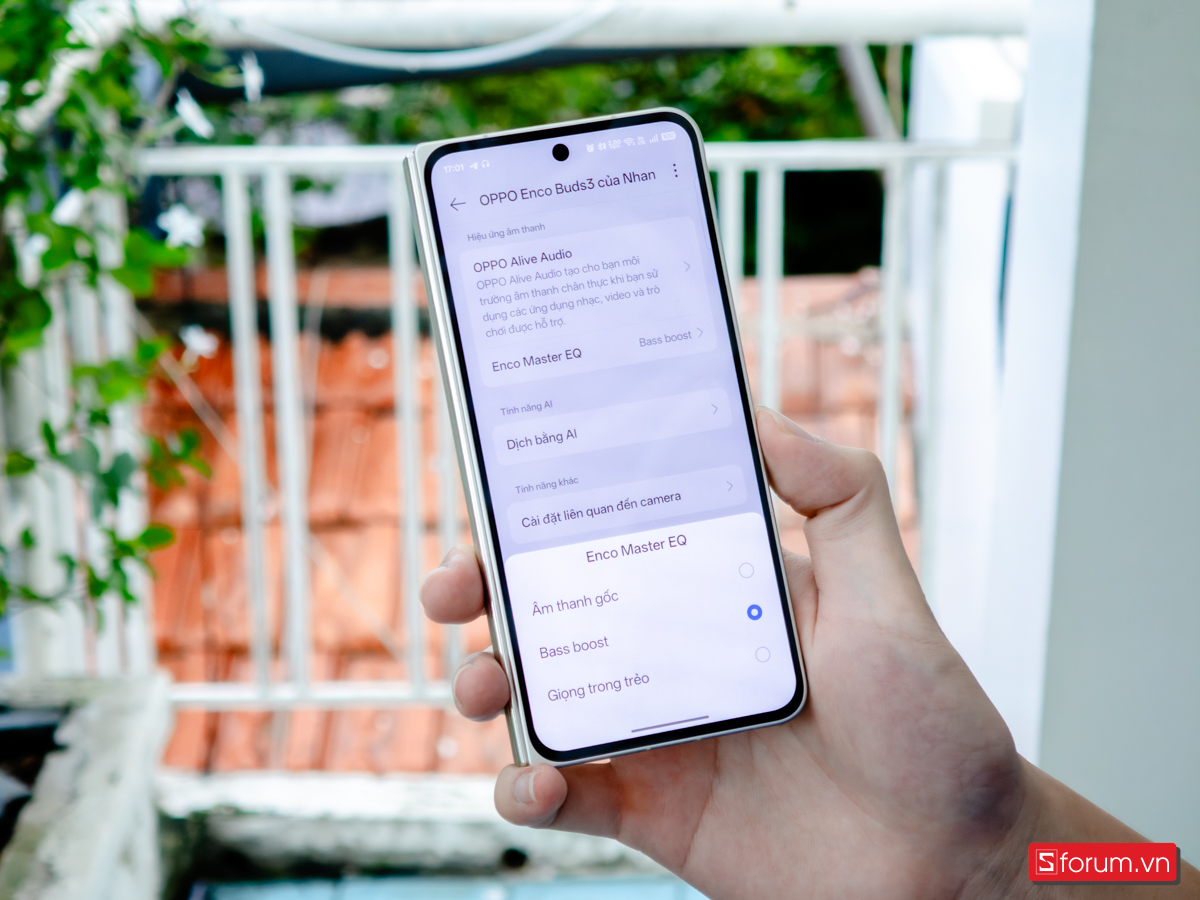 Tai nghe hỗ trợ kết nối đa điểm, cho phép chuyển đổi liền mạch giữa các thiết bị