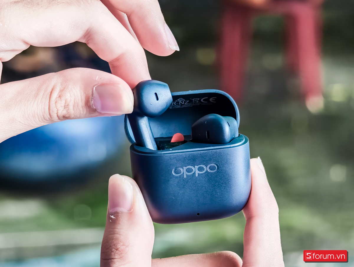 Khi trên tay OPPO Enco Buds3, điều ấn tượng nhất chính là trọng lượng siêu nhẹ của tai nghe