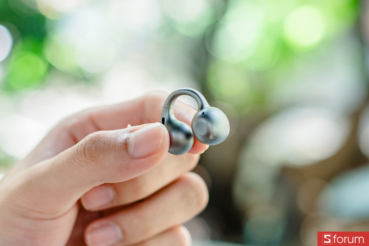 Điểm đáng chú ý nhất của OPPO Enco Clip2 chắc chắn là thiết kế kẹp tai dạng open-ear