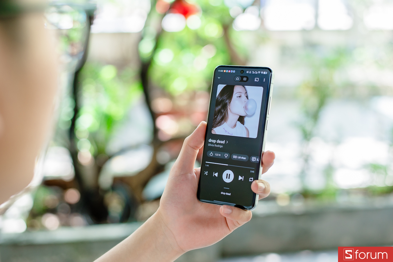 Điểm cộng lớn của tai nghe là phần âm thanh được tinh chỉnh bởi Dynaudio
