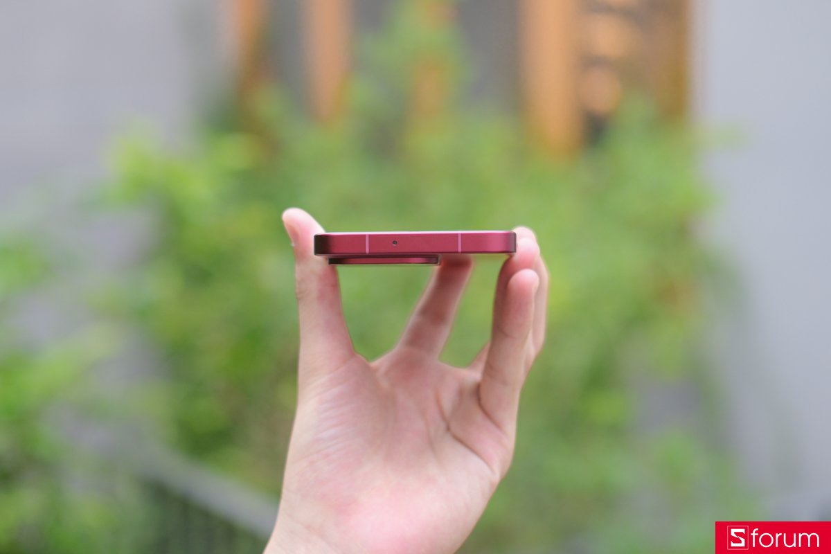 Khay SIM được bố trí ở cạnh dưới cùng với loa ngoài, micro và cổng USB-C