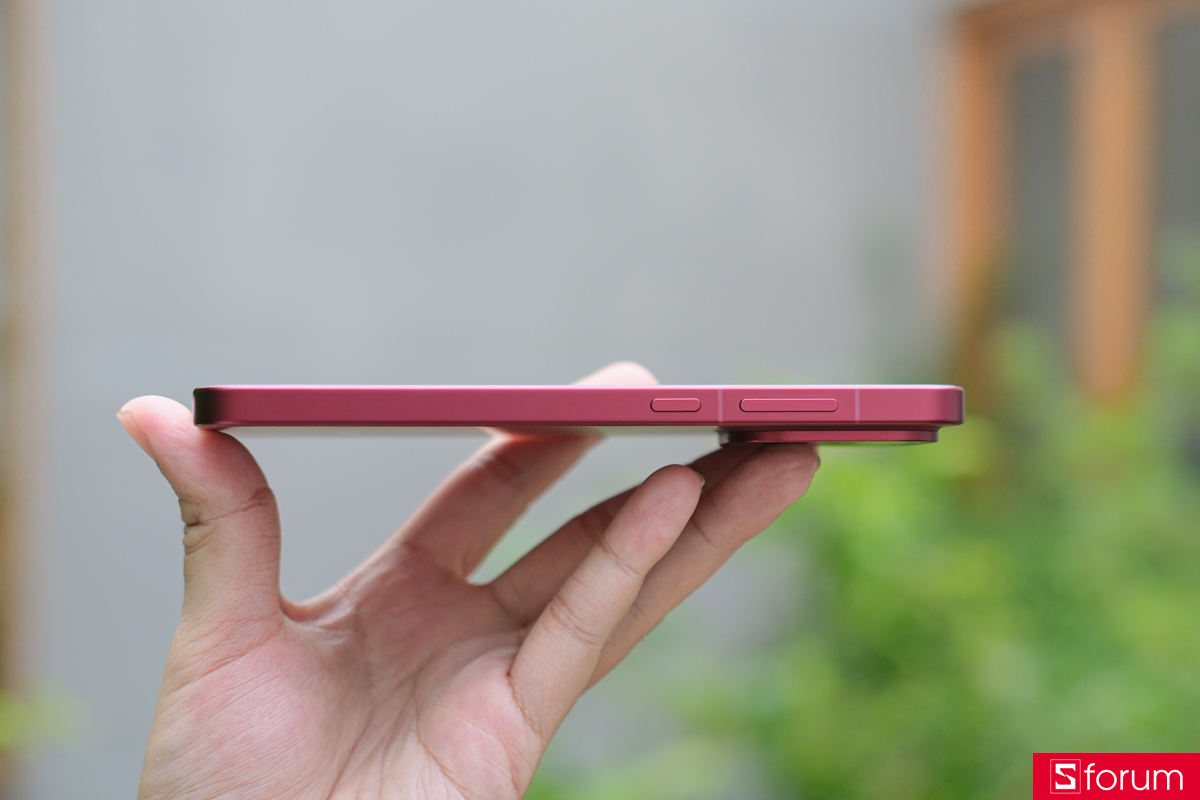 Phím nguồn và nút âm lượng đặt ở cạnh phải, trong khi đó cạnh trái là nơi đặt phím chức năng