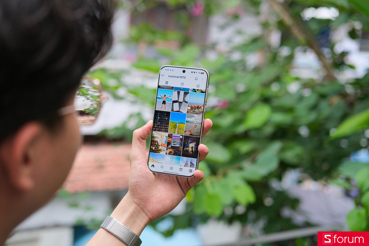 Công nghệ AMOLED cho màu sắc rực rỡ, sống động với 1 tỷ màu