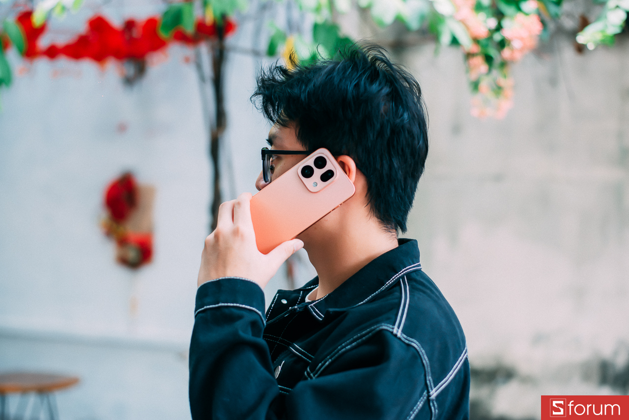 Trên tay OPPO Find X9s: Mặt lưng nhám là một chi tiết mình đánh giá cao.