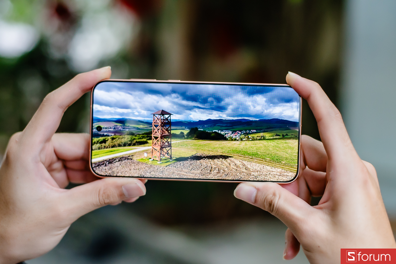 Tấm nền AMOLED mang lại màu sắc rực rỡ, độ tương phản cao và màu đen sâu