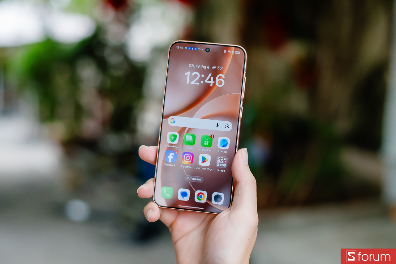 Tấm nền AMOLED mang lại màu sắc rực rỡ, độ tương phản cao và màu đen sâu