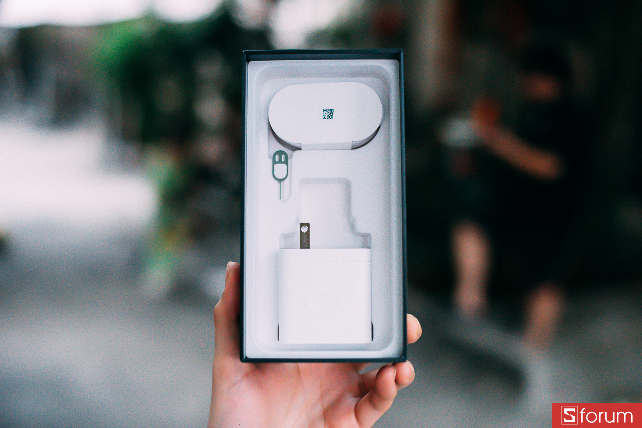 Trên tay OPPO Find X9s: Hộp đựng đủ phụ kiện