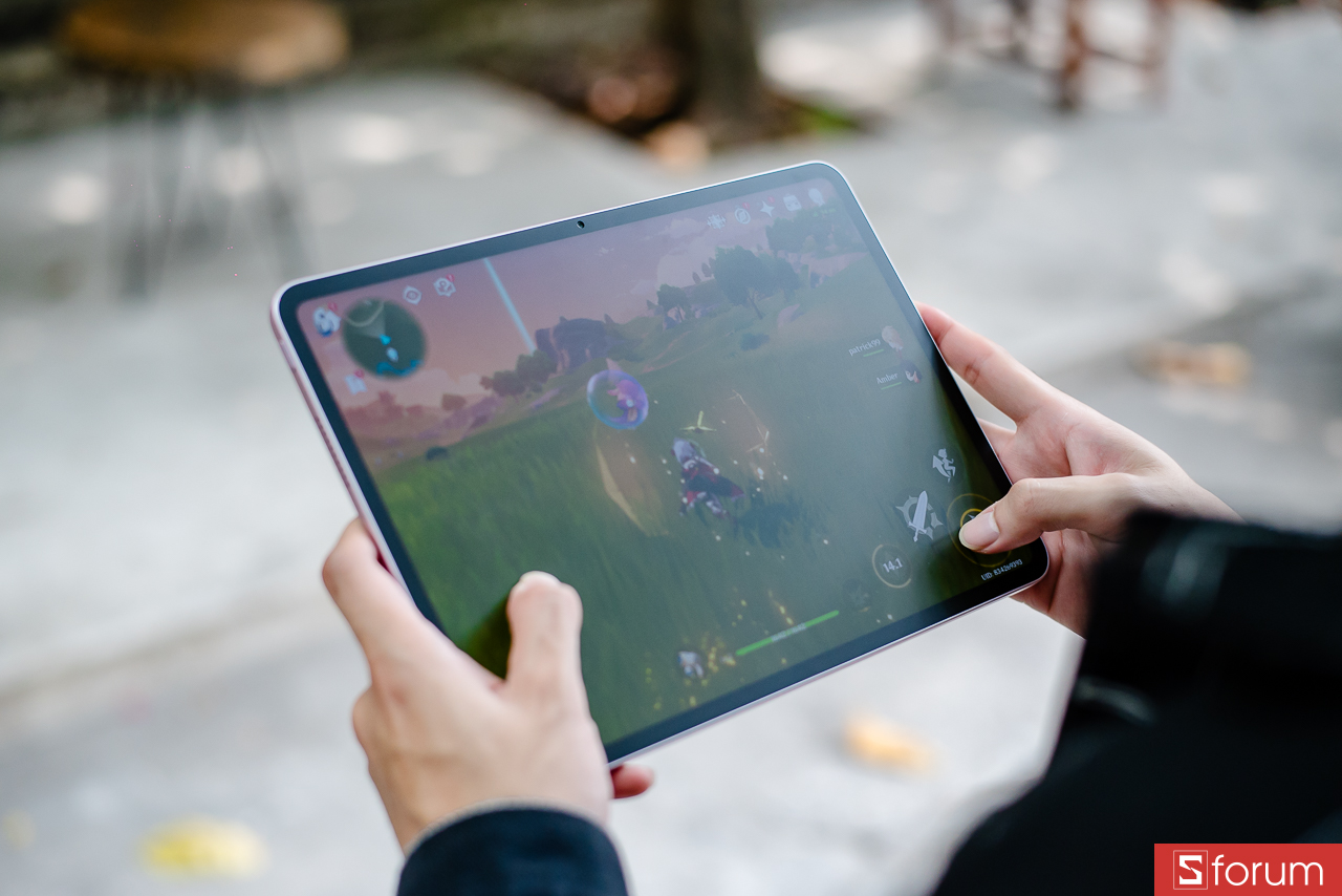 Trên tay OPPO Pad 5 Matte Display Edtion: Máy sử dụng kiểu khung viền phẳng, các cạnh được bo nhẹ