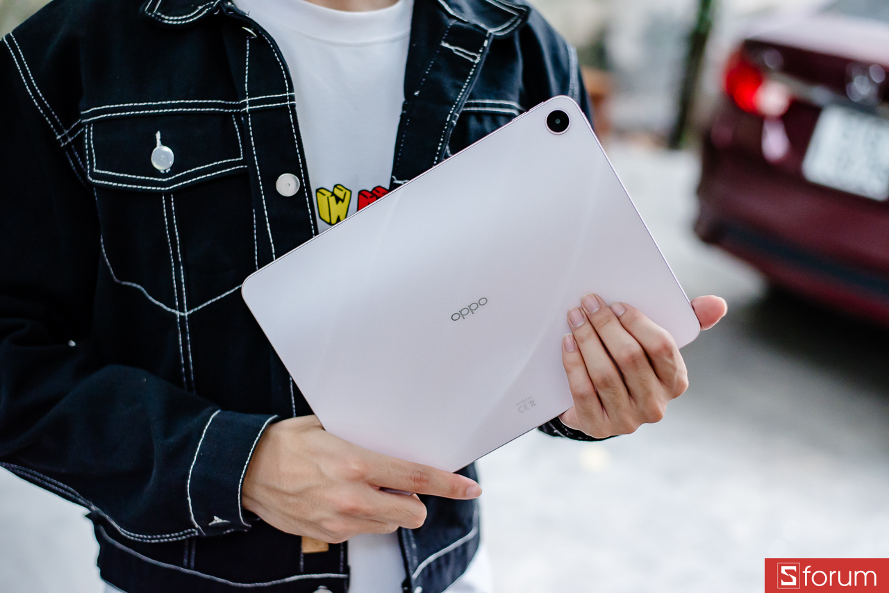 Trên tay OPPO Pad 5 Matte Display Edtion: Máy sử dụng kiểu khung viền phẳng, các cạnh được bo nhẹ