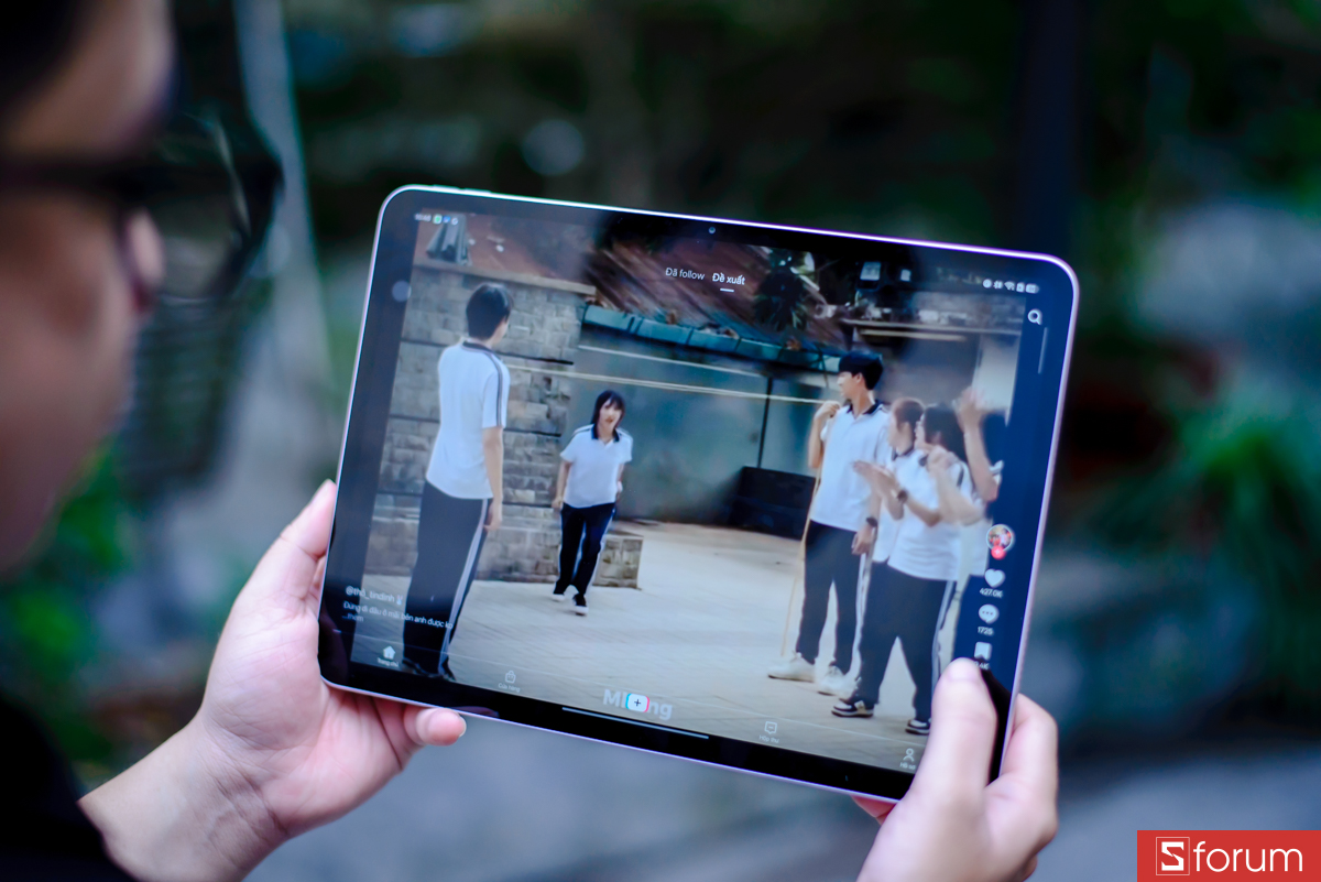 Độ sáng màn hình đạt 600 nits ở chế độ thường và có thể lên đến 900 nits