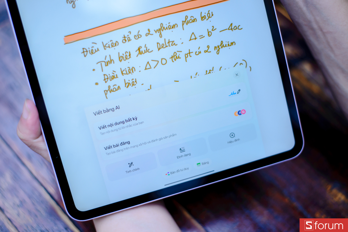 Máy cũng tích hợp công cụ AI để hỗ trợ viết lách, dịch thuật và tổng hợp thông tin thông minh